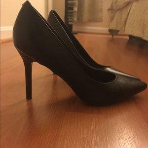 Black Lauren Ralph Lauren Pumps! Never been worn!