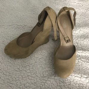 Nude wedges