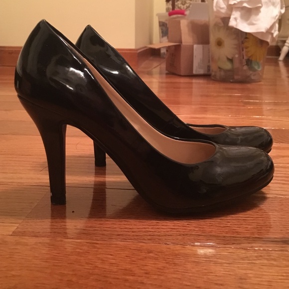 Black round toe pumps