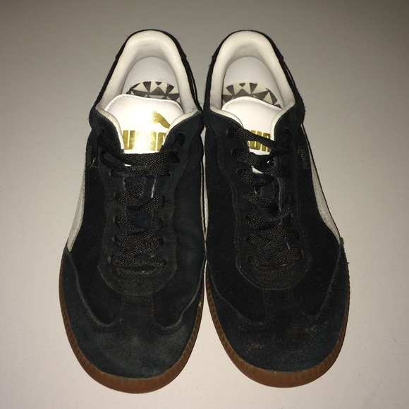 Indoor soccer shoes