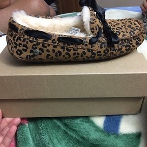 Leopard ugg slippers that don't fit me 😩