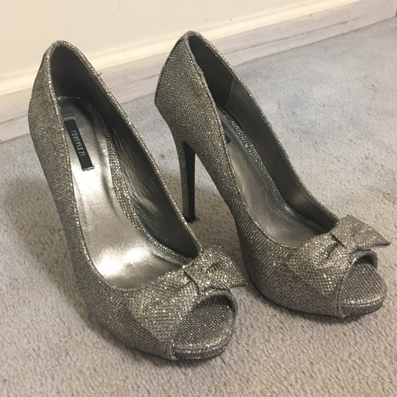 GLITTERY PUMPS