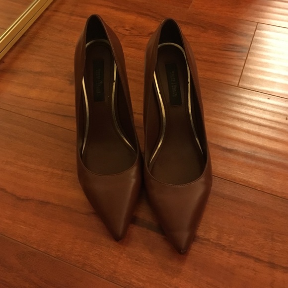 White House Black Market classic pumps