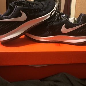 Never been worn NIKE ZOOMS