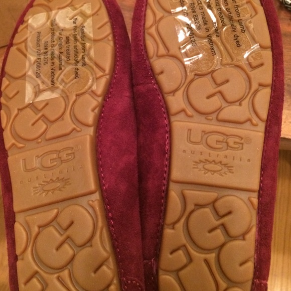 Ugg Slipper - image 3