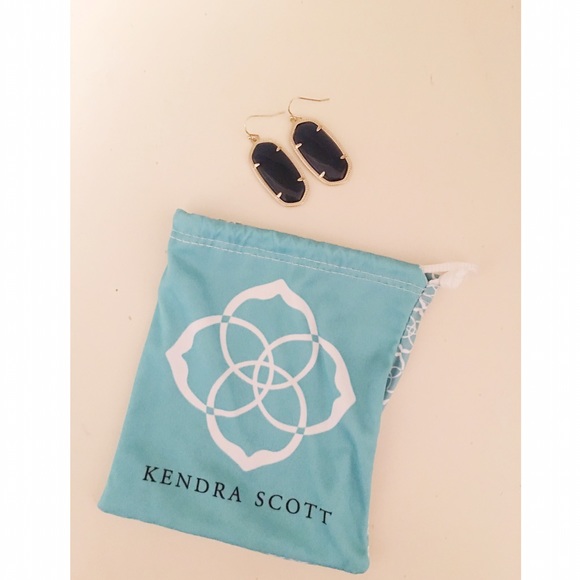 SOLD🎉Kendra Scott Earrings - Picture 1 of 2