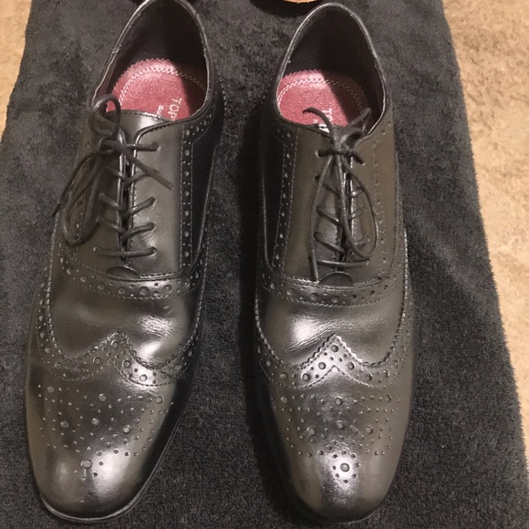 2 wing tip dress shoes