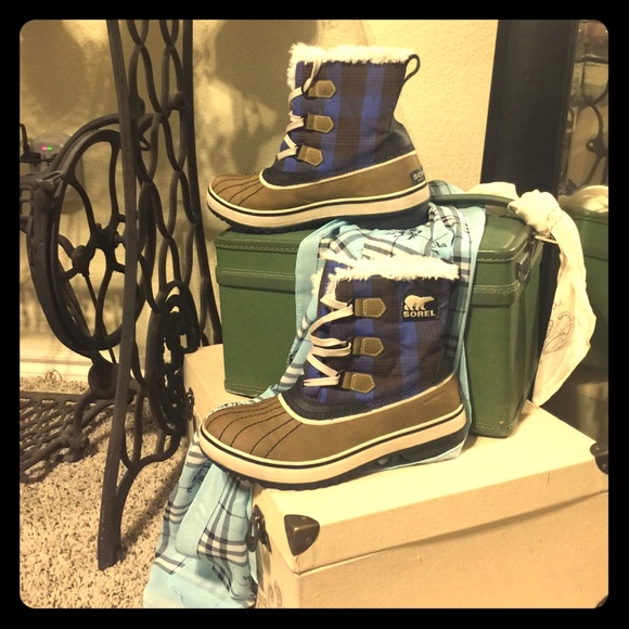 Almost brand new Sorel Blue Plaid Tivoli Snowboots