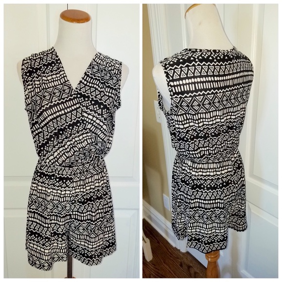 🚨MUST GO🚨Black & White printed romper