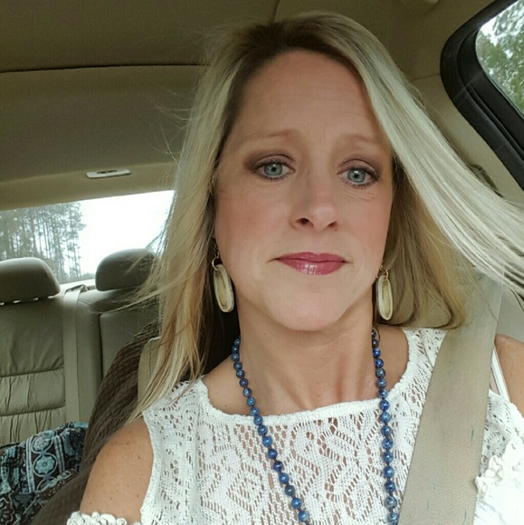 Meet your Posher, Laurie - Picture 2 of 4