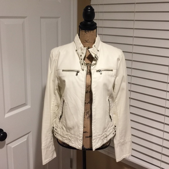 Guess Jackets & Blazers - 🌺💐Guess Los Angeles 💐🌺 Great spring jacket