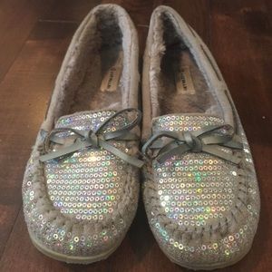 Girls slippers. Very comfy! Size 4.5