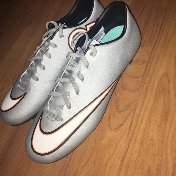 Brand new soccer cleats - Picture 1 of 4