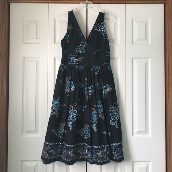 Embroidered v-neck dress