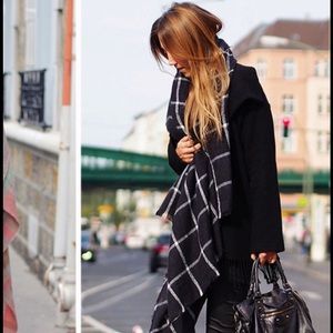 Black and White Patterned Blanket Scarf