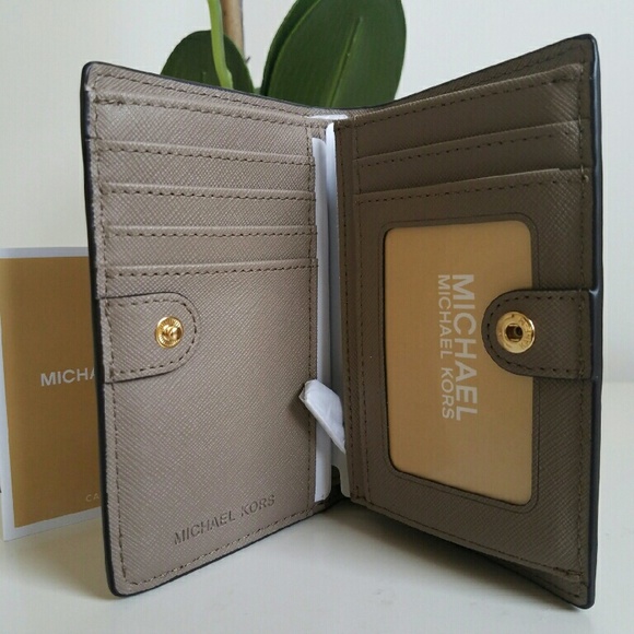 Michael Kors Jet Set Medium Slim Wallet - Picture 2 of 7