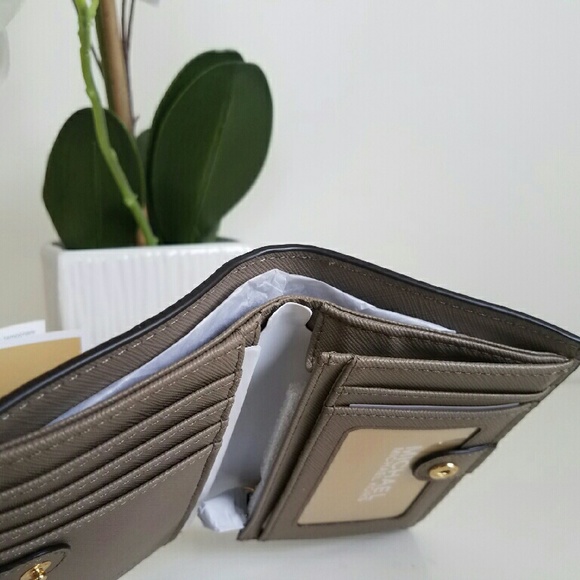 Michael Kors Jet Set Medium Slim Wallet - Picture 3 of 7