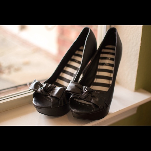 Black Pumps