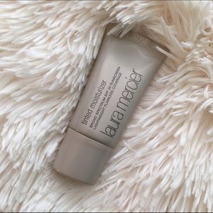 Tinted moisturizer " nude "