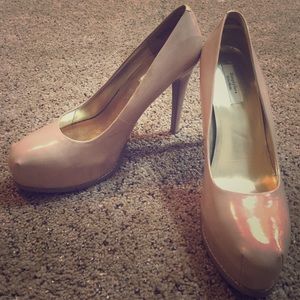 Vera Wang patent leather platform heel