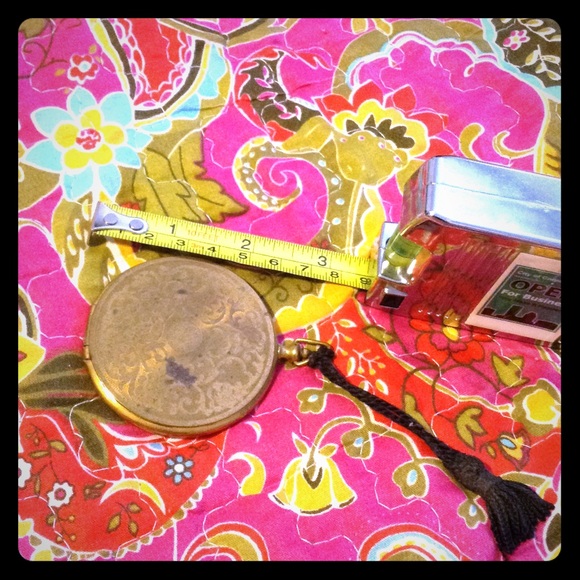 Vintage compact that needs talc