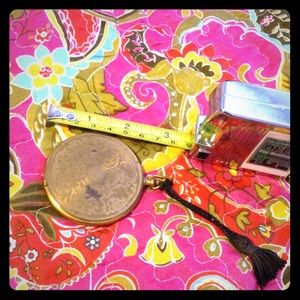 Vintage compact that needs talc