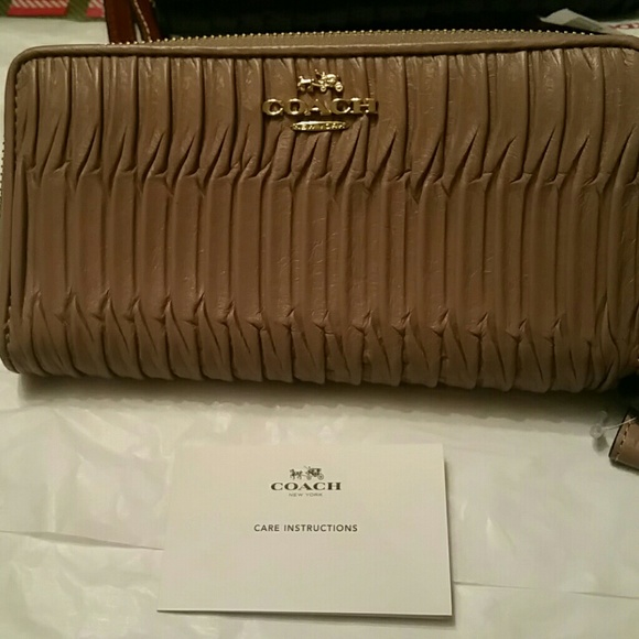 Coach Madison gathered leather zip wallet