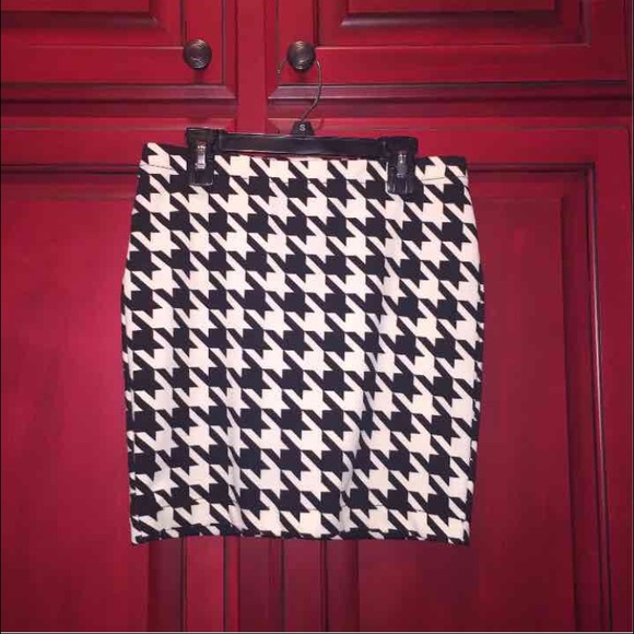 Dog tooth pencil skirt.