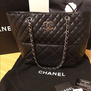100% authentic Chanel grand shopping bag w/ zipper