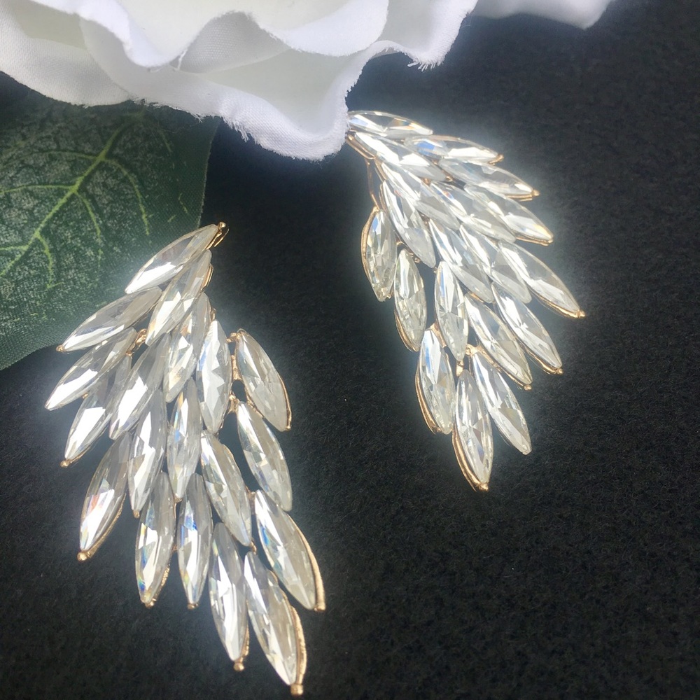 ⚜Luxe Wing Crystal Earrings⚜ - Picture 6 of 8