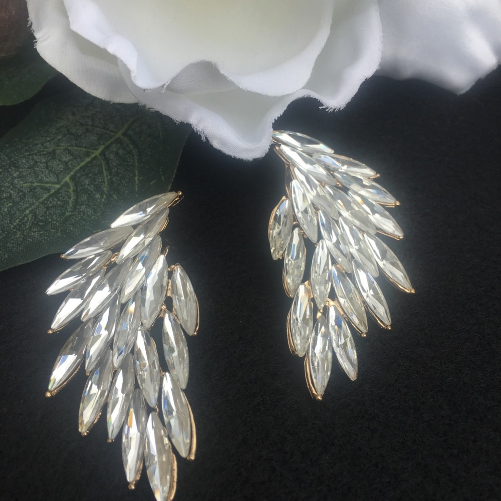 ⚜Luxe Wing Crystal Earrings⚜ - Picture 7 of 8