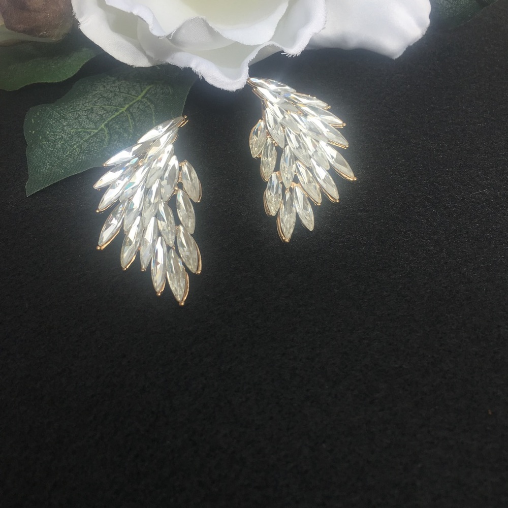 ⚜Luxe Wing Crystal Earrings⚜ - Picture 8 of 8