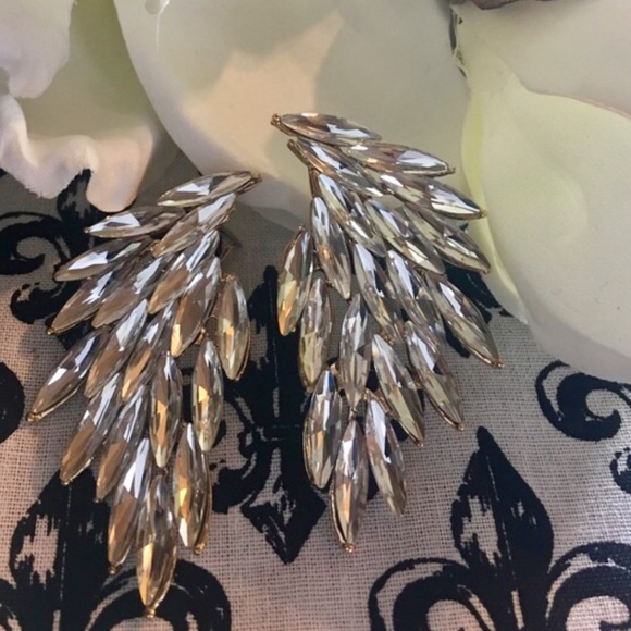 ⚜Luxe Wing Crystal Earrings⚜ - Picture 2 of 8