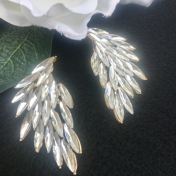 ⚜Luxe Wing Crystal Earrings⚜ - Picture 6 of 8