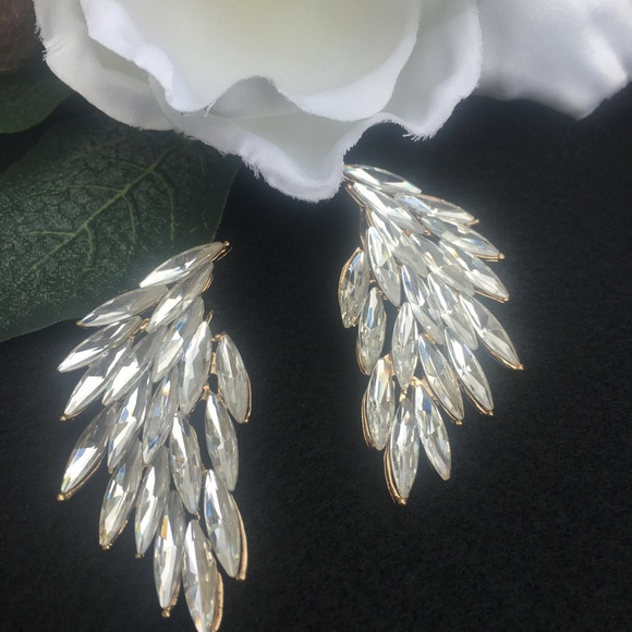 ⚜Luxe Wing Crystal Earrings⚜ - Picture 7 of 8