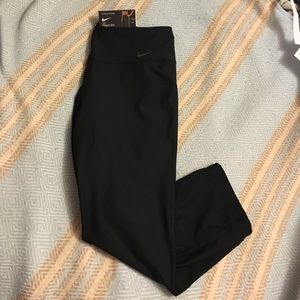 NWT Nike training/entertainer crop leggings