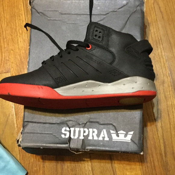 Classic BLK & RD Supra Skytop3