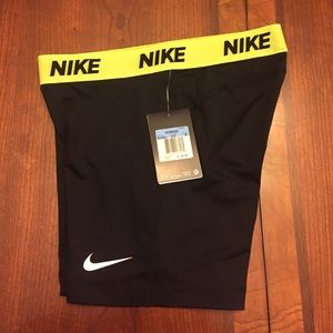 Black size M Nike pros