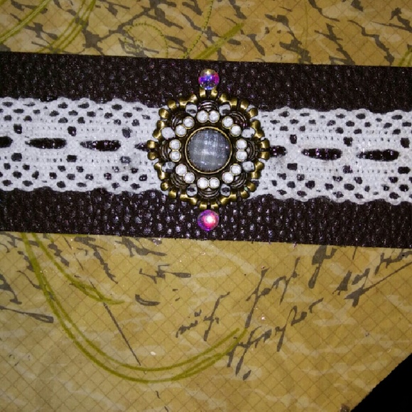 Handmade leather cuff - Picture 2 of 3