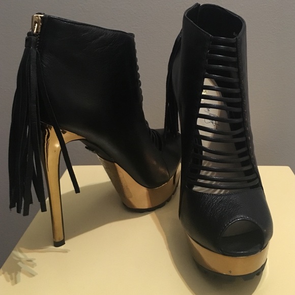 🔥 black peep toe booties
