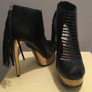 🔥 black peep toe booties