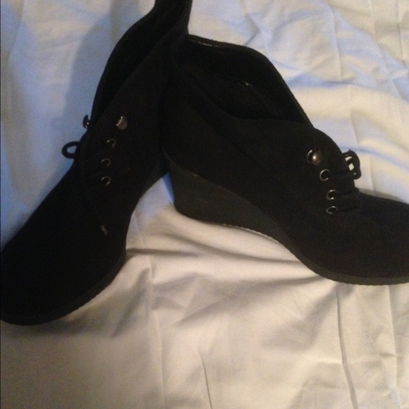 Black dress wedges Super CUTE SZ 8 1/2. NEW