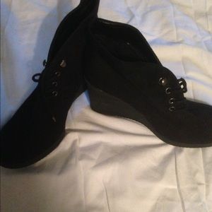 Black dress wedges Super CUTE SZ 8 1/2. NEW