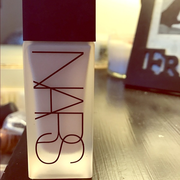 NARS luminous weightless foundation