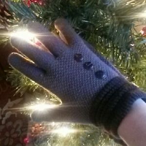 Vintage-inspired gloves