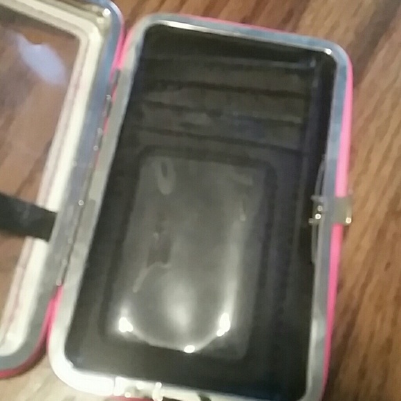 Phone and wallet - Picture 3 of 3