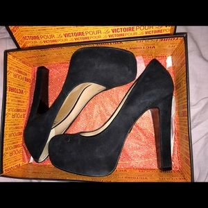 Pour La Victoire "Irina II" Suede Platform Pump