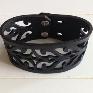 CLOSING CLOSET IN 24hrs!! Leather bracelet