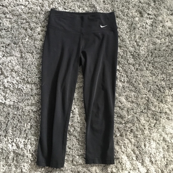 nike black cropped leggings