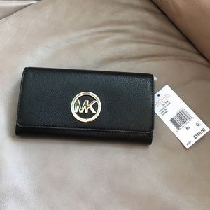 Michael kors carry all leather wallet